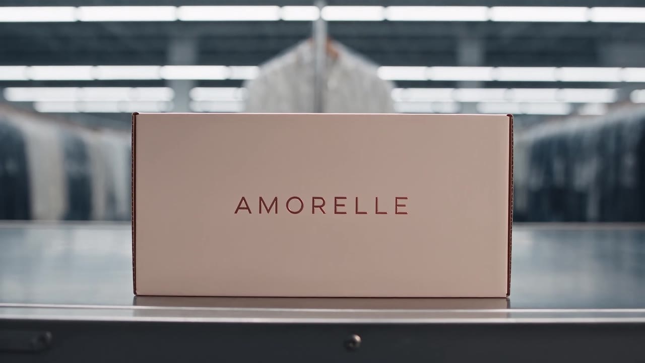 Spakovana AMORELLE kutija na stolu u Samirinom ateljeu