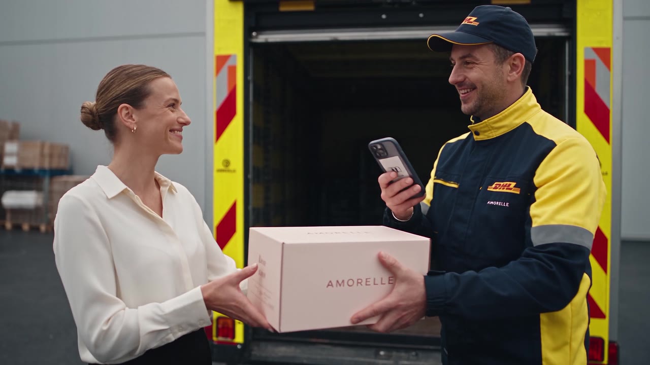 Samira predaje AMORELLE kutiju DHL kuriru